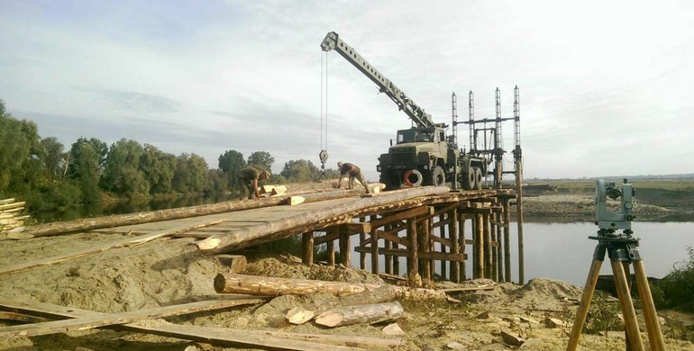 Військові ЗСУ будують міст через річку Горинь на Рівненщині
